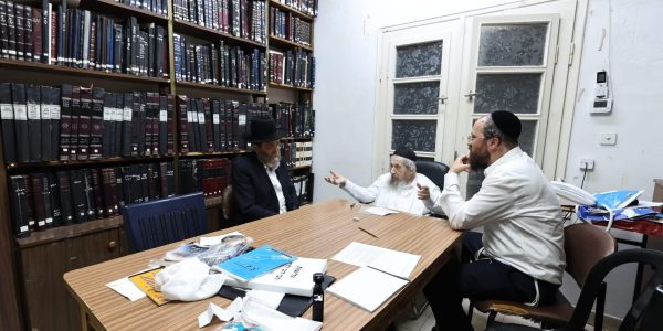 יו"ר דגל התורה ח"כ משה גפני במעונו של מרן הגר"ד לנדו. באדיבות המצלם