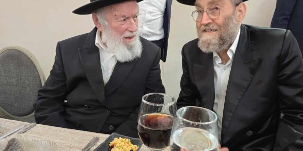 הגר"י זילברשטיין עם ח"כ גפני בשמחת נישואי נכדו. צילום: בקודש פנימה