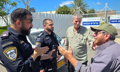מפקד יכ"ל יקותיאל בן יעקב, ודודי מיבלום מפקד יכ"ל מחוז צפון, וסגל פיקוד תחנת חיפה של משטרת ישראל - קרדיט: דוברות יכ"ל