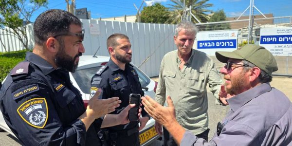 מפקד יכ"ל יקותיאל בן יעקב, ודודי מיבלום מפקד יכ"ל מחוז צפון, וסגל פיקוד תחנת חיפה של משטרת ישראל - קרדיט: דוברות יכ"ל