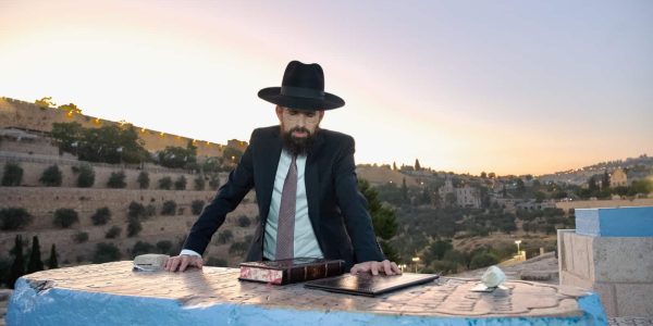 הרב עלי צאיג על ציון 'אור החיים' הקדוש. באדיבות המצלם