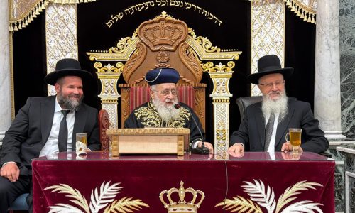 הג"ר יצחק יוסף, עם אחיו הג"ר אברהם יוסף והג"ר משה פרזיס. צילום: מוקד ש"ס