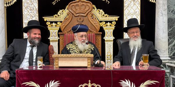 הג"ר יצחק יוסף, עם אחיו הג"ר אברהם יוסף והג"ר משה פרזיס. צילום: מוקד ש"ס