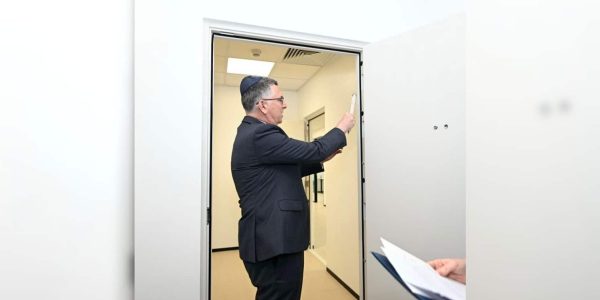 סער קובע מזוזה בשגרירות בפיג'י
