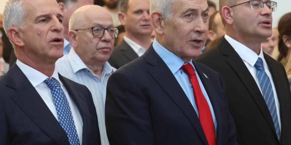 ראש הממשלה בנימין נתניהו כשלצידו דדי ברנע ורומן גופמן בטקס החילופים במוסד. צילום: תקשורת המוסד.