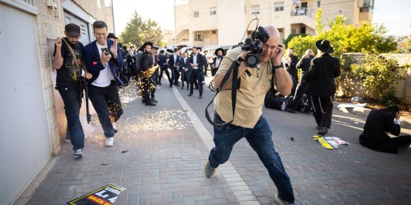 רימון נזרק מתחת לרגלי צוות חדשות 12, במהלך ההפגנות. צילום: נועם ריבקין פנטון/פלאש 90