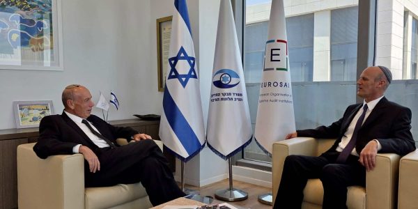 מבקר המדינה מתניהו אנגלמן עם מבקר המדינה הנבחר מיכאל ראבילו. צילום: משרד המבקר