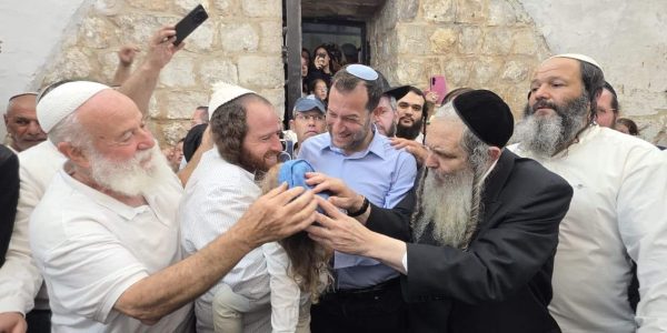 הגר"ש ארוש בקבר יוסף  צילום: רועי חדי