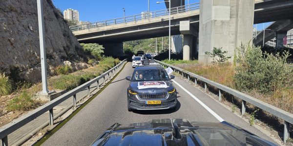 השיירה מחיפה בכניסה למנהרות הכרמל