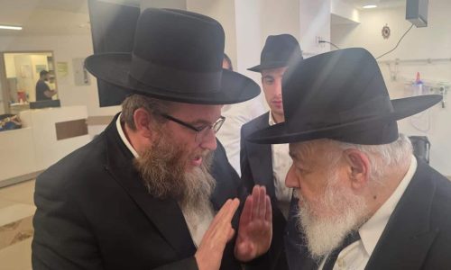 הגרא"י קוק בבית החולים שם מאושפז אחיינו. באדיבות המצלם