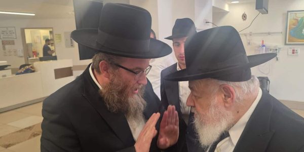 הגרא"י קוק בבית החולים שם מאושפז אחיינו. באדיבות המצלם