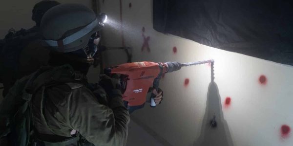 הסימונים לקראת הרס הקומה התחתונה בבית המחבל. צילום: דו"צ