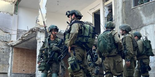 לוחמי צה"ל במחנה הפליטים נור א-שמס הסמוך לטולכרם. צילום: דו"צ