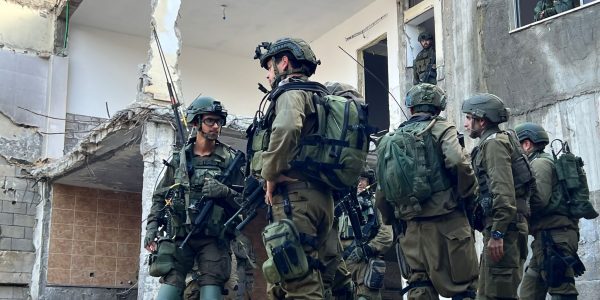 לוחמי צה"ל במחנה הפליטים נור א-שמס הסמוך לטולכרם. צילום: דו"צ