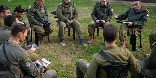 הרמטכ"ל הרצי הלוי עם מפקדים במילואים מגדוד 8208. צילום: דו"צ