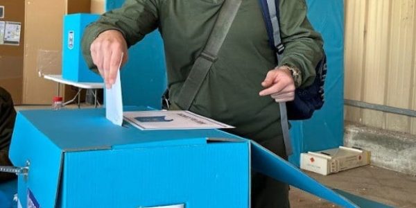 לוחם צה"ל בהצבעה בבחירות. צילום: דו"צ