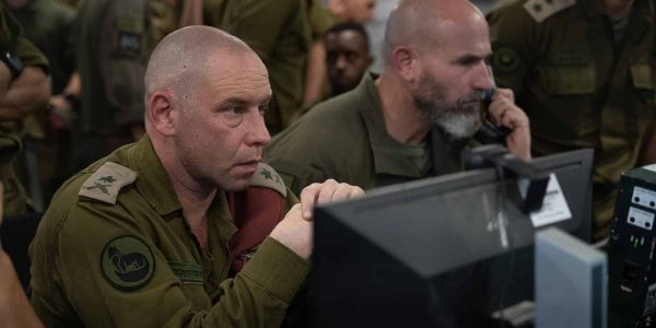 אלוף פיקוד דרום ירון פינקלמן עם אלוף דן גולדפוס בתפקידו כמאו"ג 98, בחדר הפיקוד של מבצע ארנון. צילום: דו"צ