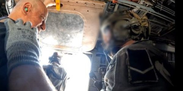 שלושת החטופים במסוק חיל האוויר. צילום: דו"צ