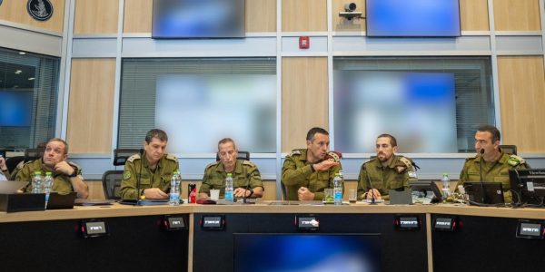 הרמטכ"ל בהערכת מצב. צילום: דו"צ