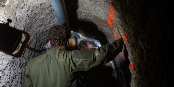 לוחמים במנהרה שאותרה מתחת לבית הקברות. צילום: דו"צ