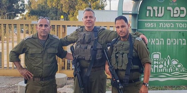 תא"ל אורן סולומון עם תא"ל במיל' אמיר אביבי וסא"ל במיל' ירון בוסקילה. צילום: הביטחוניסטים
