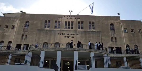 הדגל מונף על ראש התורן בישיבת פוניבז'