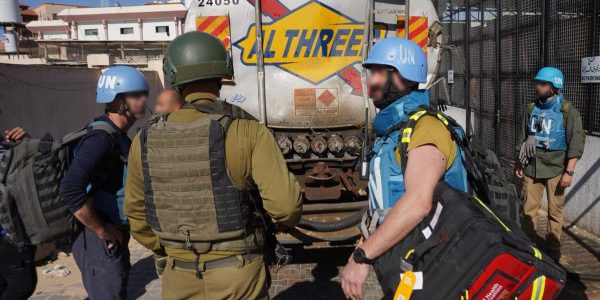 לוחמי צה"ל עם מחבלי אונר"א בשטח ביה"ח נאצר. צילום: דו"צ