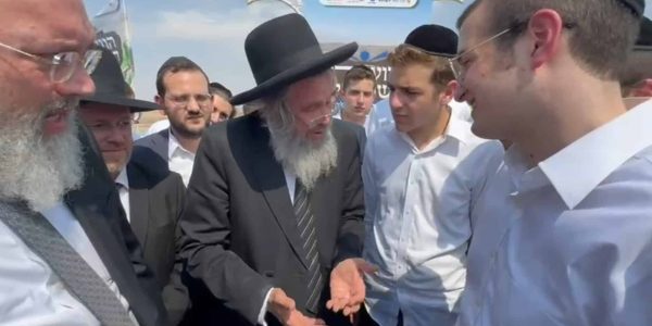 הגר"ד כהן עם בחורי הישיבות