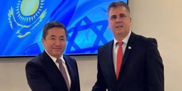 שר האנרגיה אלי כהן ונציג קזחסטן. צילום: מקורות