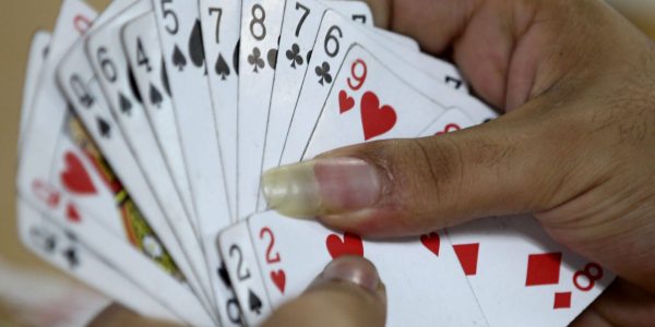צעיר משחק קלפים צילום: נתי שוחט/פלאש 90