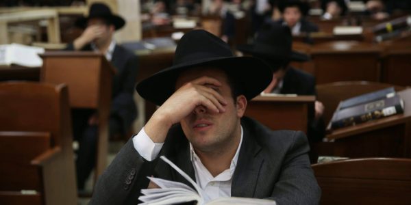 תפילה בהיכל הישיבה (אילוסטרציה) | צילום: נתי שוחט/FLASH90
    