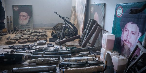 חלק ממצבור הנשק שנתפס על ידי שייטת 13 בדרום לבנון. צילום: דו"צ