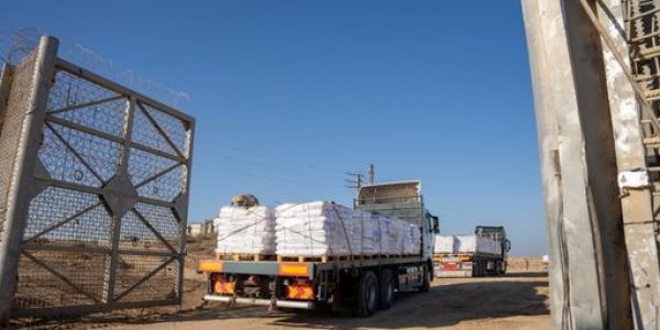 משאית סיוע "הומניטרי" במעבר כיסופים. צילום: דו"צ