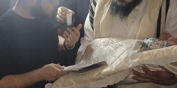 ברית מילה לתינוק יהודי (צילום: זלמן פרידמן)