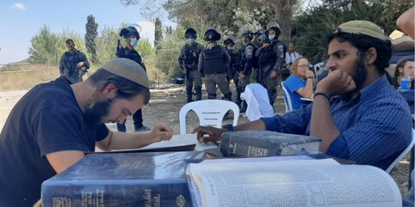 בחורי ישיבת חומש לומדים כשברקע כוחות צבא פועלים לפינוי. צילום: ישיבת חומש