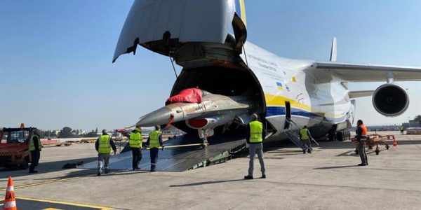 מטוס F-15 מועמס לקראת הטיסה לארה"ב | צילום: אגף דוברות והסברה, משרד הביטחון