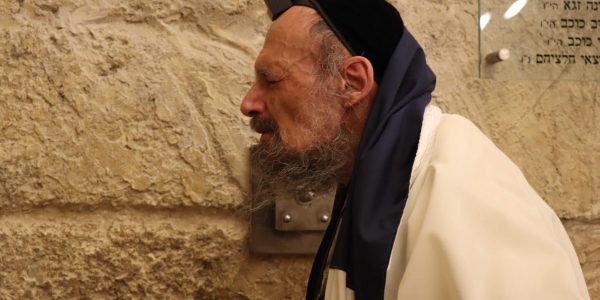 רבי דב קוק בתפילה בכותל המערבי// צילום: אלימלך יונה, המחדש