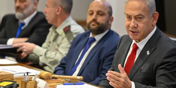 ראש הממשלה בנימין נתניהו ושרי הקבינט, בפתח ועדת השרים לענייני ביטחון לאומי (הקבינט המדיני-ביטחוני), בקריה בתל-אביב. צילום: קובי גדעון/לע"מ