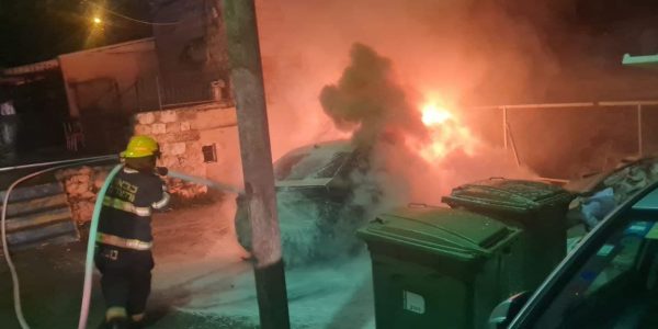 כיבוי שריפה כלי הרכב בחיפה// צילום: דוברות כב"ה