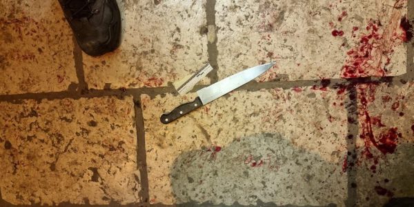 סכין בזירת אחד מפיגועי הדקירה// צילום: דוברות המשטרה