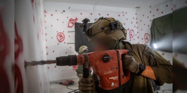 הכוחות בבית המחבל   צילום: דו"צ