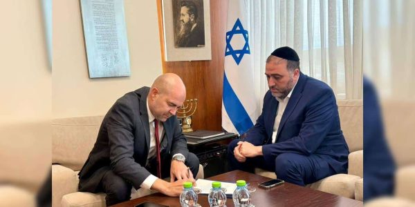 משה ארבל מגיש את מכתב ההתפטרות
