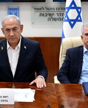 ראה"מ נתניהו בפתח ישיבת הקבינט, עם ראש המוסד דדי ברנע. צילום: אבי אוחיון/ לע"מ