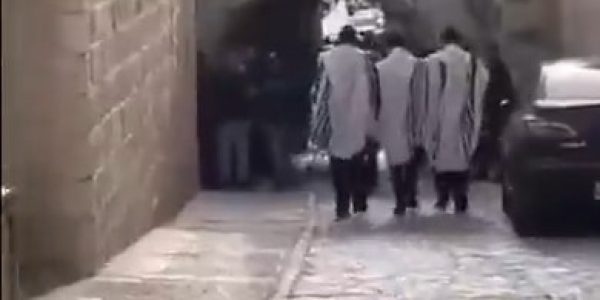 אילוסטרציה: מתפללים חרדים