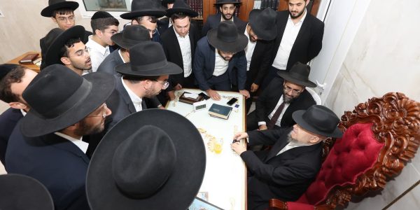 אברכי-כולל-פנמה-בראשות-הרב-ינון-רביב-במעונם-של-גדולי-ישראל.-צילום-יעקב-כהן-17