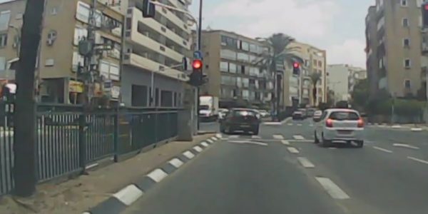 מעבר באור אדום  צילום: דוברות עמותת אור ירוק