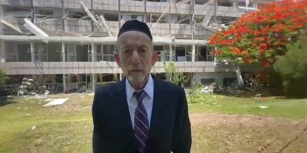 אורי מקלב בדיור המוגן שנפגע מטיל האיראני