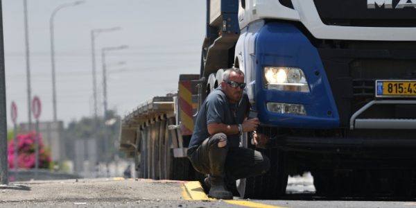 נהג משאית יורד לצד הכביש בזמן אזעקת אמת באשקלון (אילוסטרציה) /// צילום: Gili Yaari/Flash90l