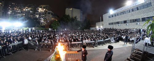 אלפים-במעמד-ההדלקה-של-הגרש-אלתר.-צילום-א.-אייזנבאך-13