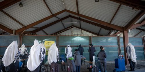 תפילות בגבול אוקראינה, בדרך לאומן. צילום: חיים גולדברג/פלאש 90